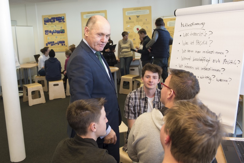 Von links: Nationalratspräsident Wolfgang Sobotka (V) im Gespräch mit Auzzubildenden der Berufsschule für Gartenbau und Floristik in 1220 Wien