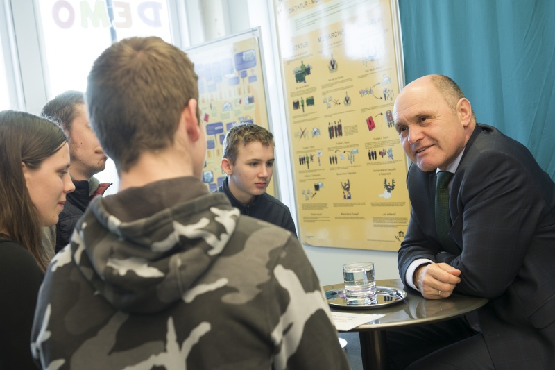 Von rechts: Nationalratspräsident Wolfgang Sobotka (V) im Gespräch mit Auzzubildenden der Berufsschule für Gartenbau und Floristik in 1220 Wien