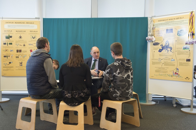 Nationalratspräsident Wolfgang Sobotka (V) im Gespräch mit Auzzubildenden der Berufsschule für Gartenbau und Floristik in 1220 Wien