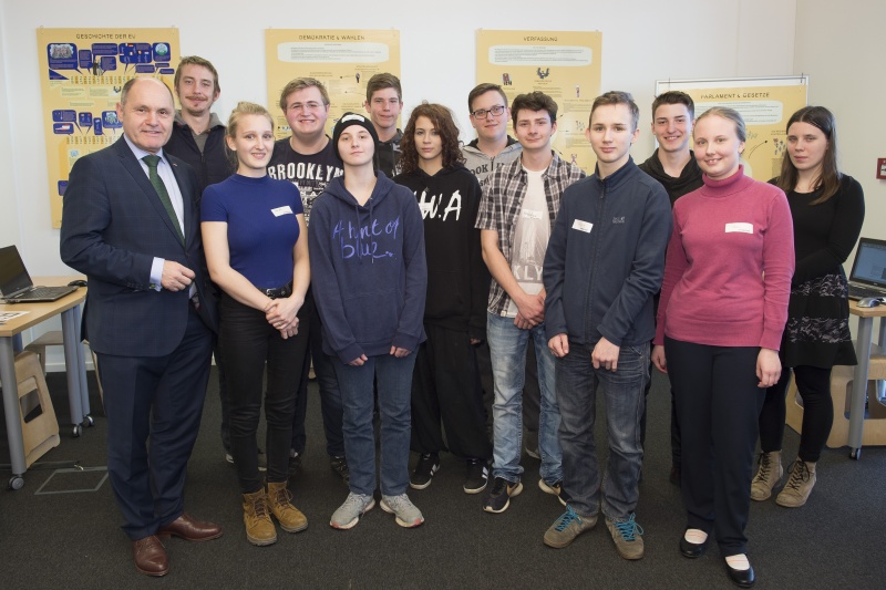 Gruppenfoto mit Nationalratspräsident Wolfgang Sobotka (V) und den teilnehmenenden Auzzubildenden der Berufsschule für Gartenbau und Floristik in 1220 Wien