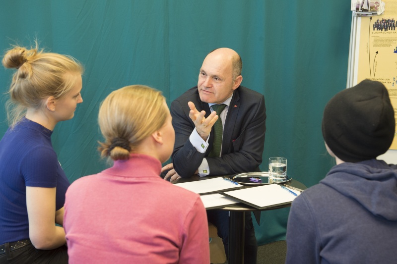 Nationalratspräsident Wolfgang Sobotka (V) im Gespräch mit Auzzubildenden der Berufsschule für Gartenbau und Floristik in 1220 Wien