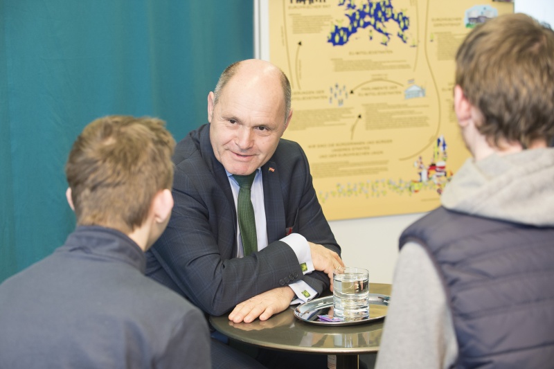 Nationalratspräsident Wolfgang Sobotka (V) im Gespräch mit Auzzubildenden der Berufsschule für Gartenbau und Floristik in 1220 Wien