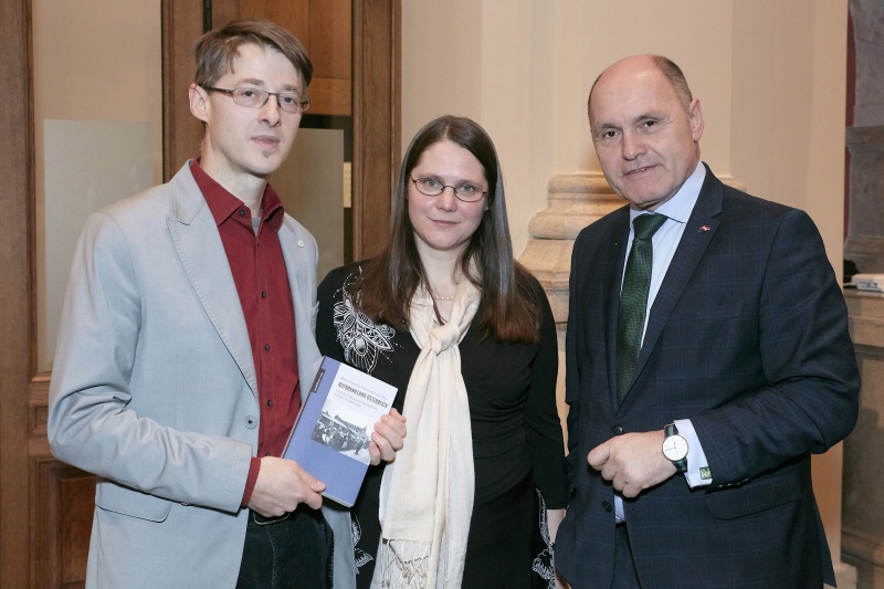 von rechts: Nationalratspräsident Wolfgang Sobotka (V), Rita Garstenauer Geschäftsführerin des Zentrums für Migrationsforschung in St. Pölten, Börries Kuzmany Institut für Neuzeit- und Zeitgeschichtsforschung der ÖAW