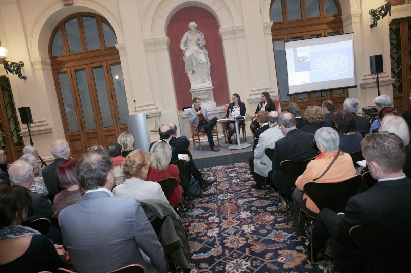 von rechts am Podium : Rita Garstenauer Geschäftsführerin des Zentrums für Migrationsforschung in St. Pölten, Hildegard Schmoller Institut für Neuzeit- und Zeitgeschichtsforschung der ÖAW, Börries Kuzmany Institut für Neuzeit- und Zeitgeschichtsforschung der ÖAW