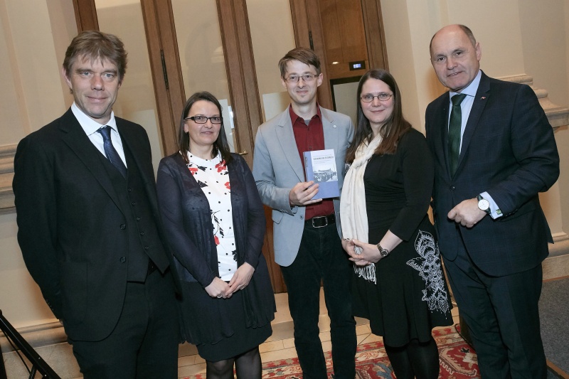 von rechts: Nationalratspräsident Wolfgang Sobotka (V), Rita Garstenauer Geschäftsführerin des Zentrums für Migrationsforschung in St. Pölten, Börries Kuzmany Institut für Neuzeit- und Zeitgeschichtsforschung der ÖAW, Hildegard Schmoller Institut für Neuzeit- und Zeitgeschichtsforschung der ÖAW, Philipp Ther Professor für Geschichte Ostmitteleuropas und Vorstand des Instituts für Osteuropäische Geschichte an der Universität Wien