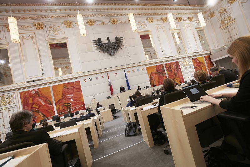 Eröffnung durch Bundesratspräsident Reinhard Todt (S). Blick Richtung VeranstaltungstgeilnehmerInnen