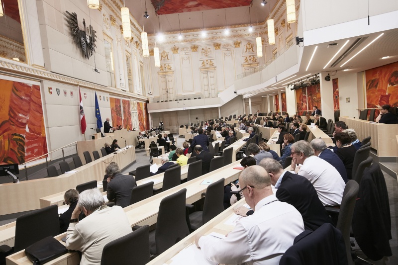 Eröffnung durch Bundesratspräsident Reinhard Todt (S). Blick Richtung VeranstaltungstgeilnehmerInnen