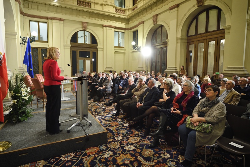 Begrüßung durch die Zweite Nationalratspräsidentin Doris Bures (S). Blick Richtung VeranstaltungsteilnehmerInnen
