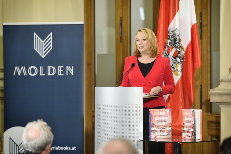 Begrüßung durch die Zweite Nationalratspräsidentin Doris Bures (S) am Rednerpult