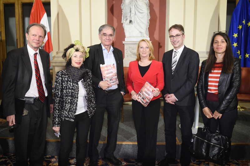 Von links: Journalist und Historiker Raimund Löw, Historikerin Helene Maimann, Historiker Wolfgang Häusler,  Zweite Nationalratspräsidentin Doris Bures (S), Verlegerischer Geschäftsführer Molden Verlag Matthias Opis, Universitätsprofessorin Sylvia Kritzinger