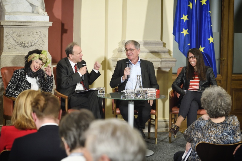 Podium on links: Historikerin Helene Maimann, Journalist und Historiker Raimund Löw, Historiker Wolfgang Häusler, Universitätsprofessorin Sylvia Kritzinger