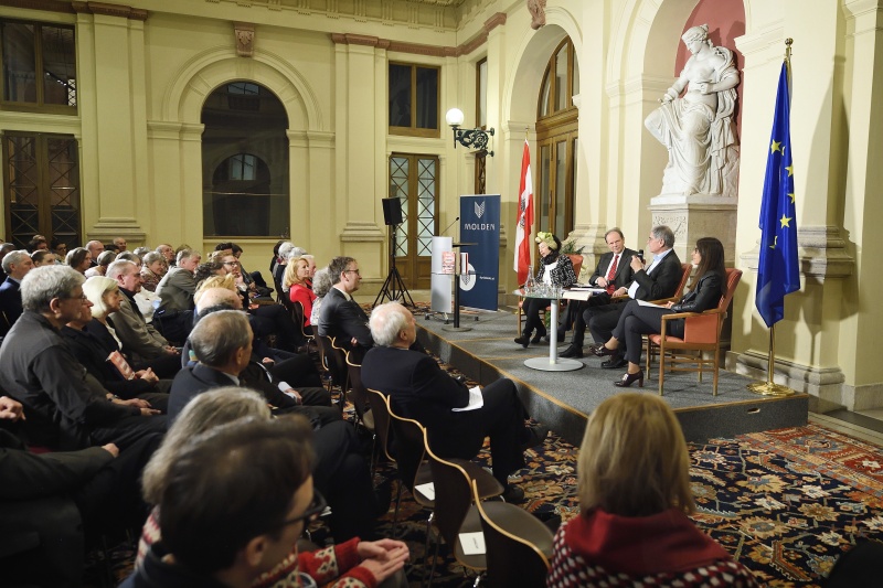 Podium von links: Historikerin Helene Maimann, Journalist und Historiker Raimund Löw, Historiker Wolfgang Häusler, Universitätsprofessorin Sylvia Kritzinger