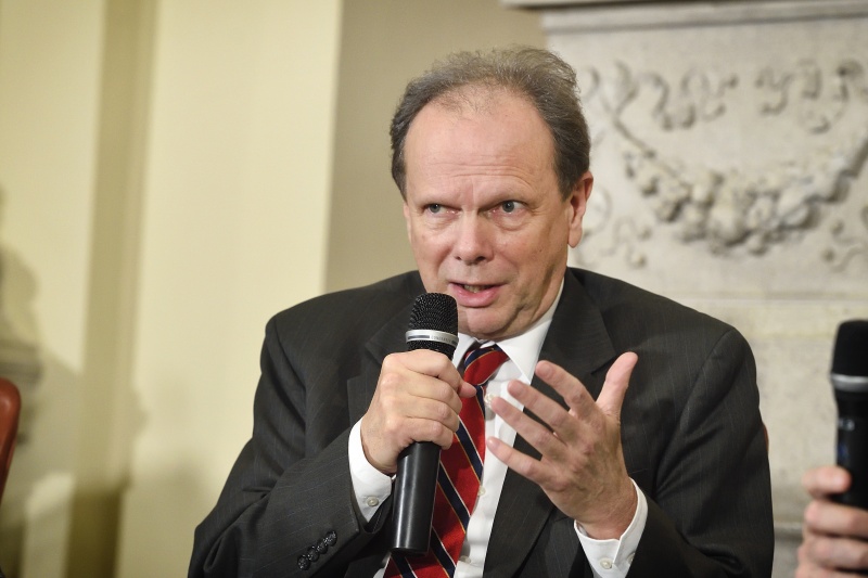 Journalist und Historiker Raimund Löw