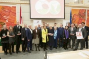 Gruppenfoto mit Nationalratspräsident Wolfgang Sobotka (V) (7. von links) und den Preisträgern
