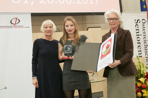 von rechts: Irmgard Bayer, Daphne Hruby, Heilwig Pfanzelter während der Preisverleihung