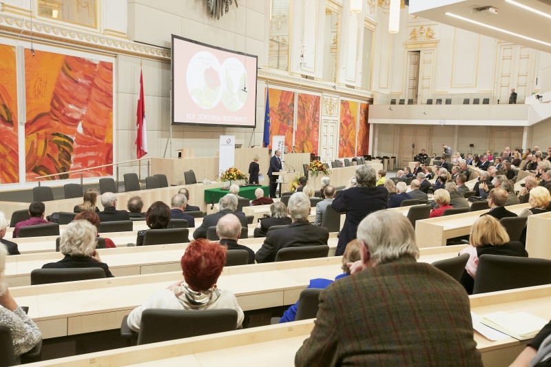 Begrüßung durch Nationalratspräsident Wolfgang Sobotka (V). Blick Richtung VeranstaltungsteilnehmerInnen