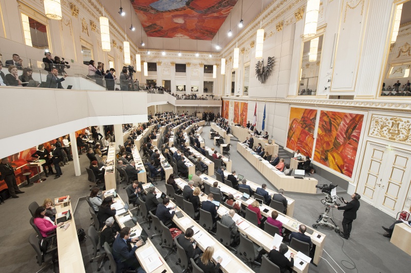 Blick Richtung Nationalratsabgeordnete während der Budgetrede von Finanzminister Hartwig Löger (V) am Rednerpult