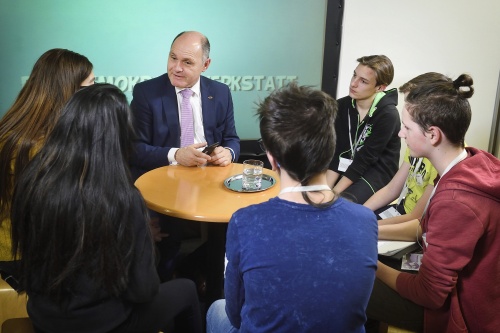 Nationalratspräsident Wolfgang Sobotka (V) im Gespräch mit SchülerInnen