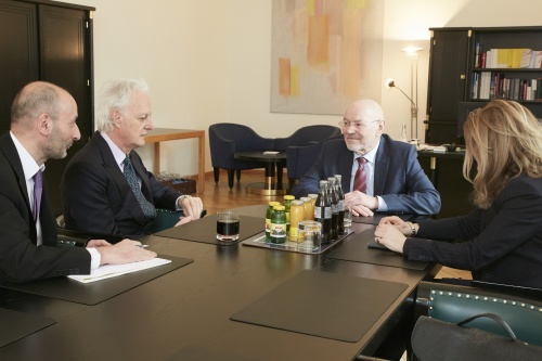 Aussprache zwischen Bundesratspräsident Reinhard Todt (S) (2. von rechts) und dem Botschafter von Italien in Österreich Sergio Barbanti (2. von rechts)