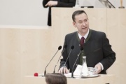 Am Rednerpult: Nationalratsabgeordneter Hermann Brückl (F)