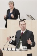 Am Rednerpult: Nationalratsabgeordneter Hermann Brückl (F)