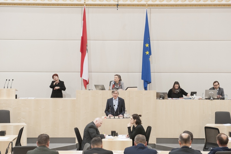 Am Rednerpult: Nationalratsabgeordneter Josef Smolle (V). Am Präsidium: Nationalratspräsidentin Anneliese Kitzmüller (F)