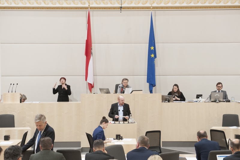 Am Rednerpult: Nationalratsabgeordneter Dominik Schrott (V). Am Präsidium: Nationalratspräsidentin Anneliese Kitzmüller (F)