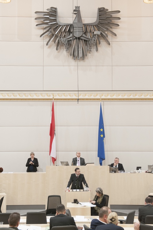 Am Rednerpult: Nationalratsabgeordneter Hermann Brückl (F). Am Präsidium: Nationalratspräsident Wolfgang Sobotka (V)