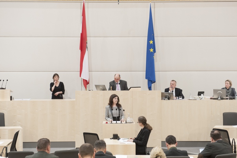 Am Rednerpult: Nationalratsabgeordnete Angela Baumgartner (V). Am Präsidium: Nationalratspräsident Wolfgang Sobotka (V)