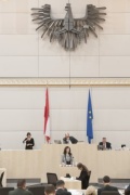 Am Rednerpult: Nationalratsabgeordnete Angela Baumgartner (V). Am Präsidium: Nationalratspräsident Wolfgang Sobotka (V)