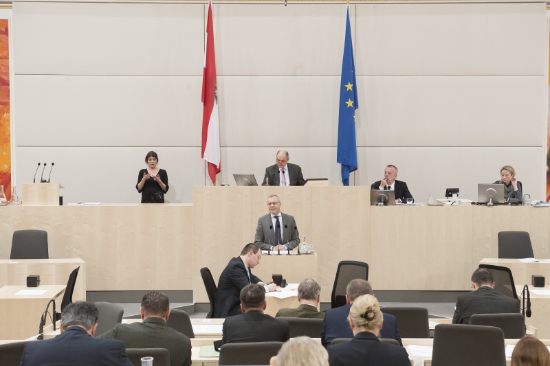 Am Rednerpult: Nationalratsabgeordneter Harald Troch (S). Am Präsidium: Nationalratspräsident Wolfgang Sobotka (V)