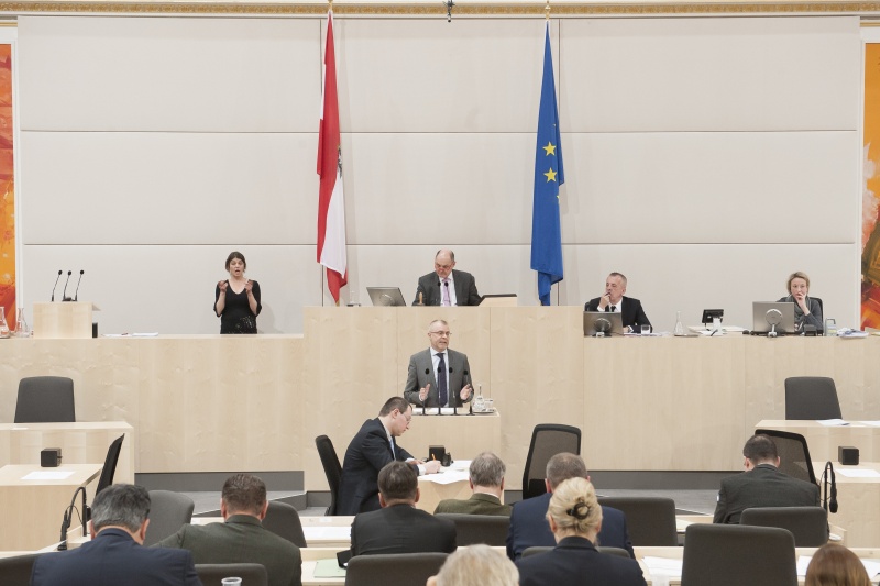 Am Rednerpult: Nationalratsabgeordneter Harald Troch (S). Am Präsidium: Nationalratspräsident Wolfgang Sobotka (V)