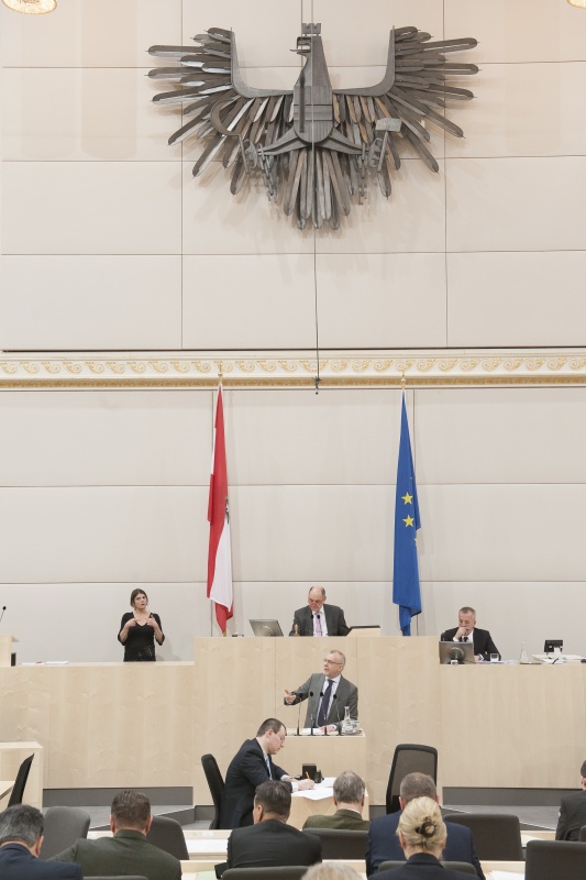 Am Rednerpult: Nationalratsabgeordneter Harald Troch (S). Am Präsidium: Nationalratspräsident Wolfgang Sobotka (V)