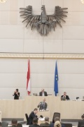Am Rednerpult: Nationalratsabgeordneter Harald Troch (S). Am Präsidium: Nationalratspräsident Wolfgang Sobotka (V)