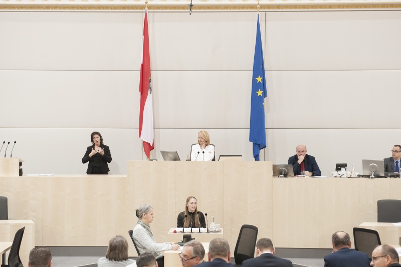 Am Rednerpult: Nationalratsabgeordnete Kira Grünberg (V) Am Präsidium: Nationalratspräsidentin Doris Bures (S)