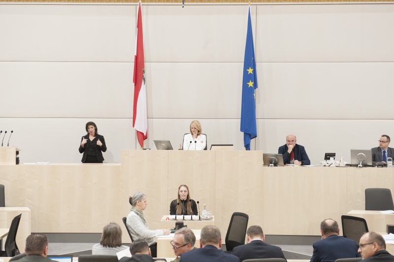 Am Rednerpult: Nationalratsabgeordnete Kira Grünberg (V) Am Präsidium: Nationalratspräsidentin Doris Bures (S)