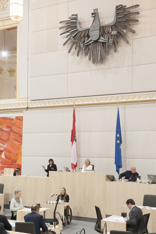 Am Rednerpult: Nationalratsabgeordnete Kira Grünberg (V) Am Präsidium: Nationalratspräsidentin Doris Bures (S)