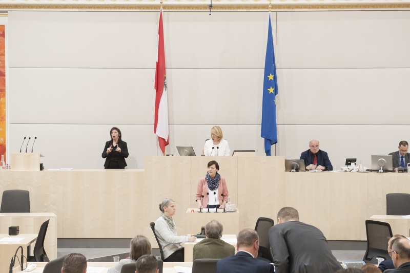 Am Rednerpult: Nationalratsabgeordnete Sabine Schatz (S). Am Präsidium: Nationalratspräsidentin Doris Bures (S)