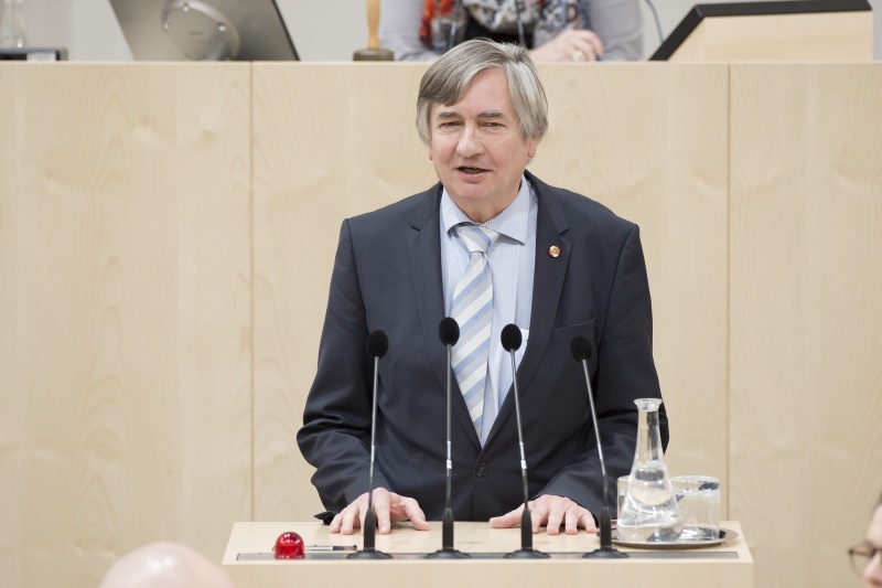 Am Rednerpult: Nationalratsabgeordneter Josef Smolle (V)