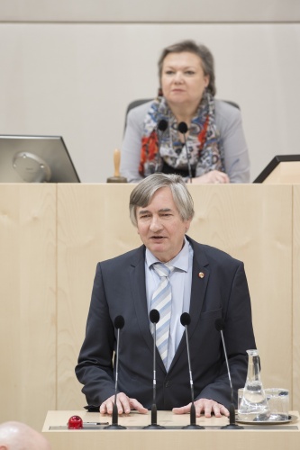 Am Rednerpult: Nationalratsabgeordneter Josef Smolle (V). Am Präsidium: Nationalratspräsidentin Anneliese Kitzmüller (F)