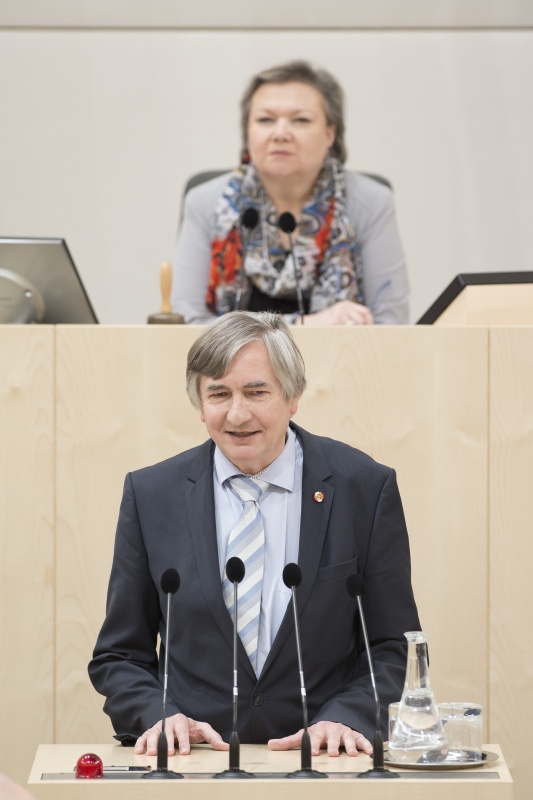 Am Rednerpult: Nationalratsabgeordneter Josef Smolle (V). Am Präsidium: Nationalratspräsidentin Anneliese Kitzmüller (F)