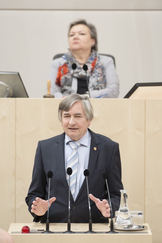 Am Rednerpult: Nationalratsabgeordneter Josef Smolle (V). Am Präsidium: Nationalratspräsidentin Anneliese Kitzmüller (F)