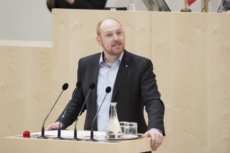 Am Rednerpult: Nationalratsabgeordneter Dominik Schrott (V)