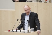 Am Rednerpult: Nationalratsabgeordneter Dominik Schrott (V)