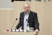 Am Rednerpult: Nationalratsabgeordneter Dominik Schrott (V)