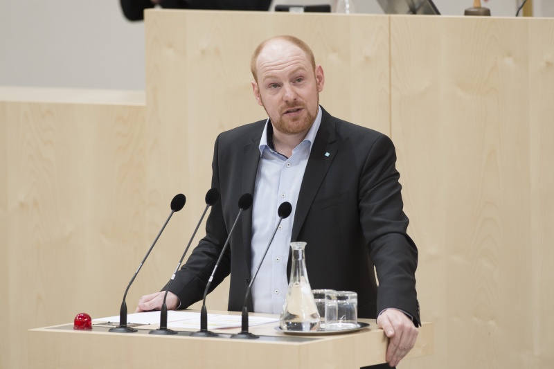 Am Rednerpult: Nationalratsabgeordneter Dominik Schrott (V)