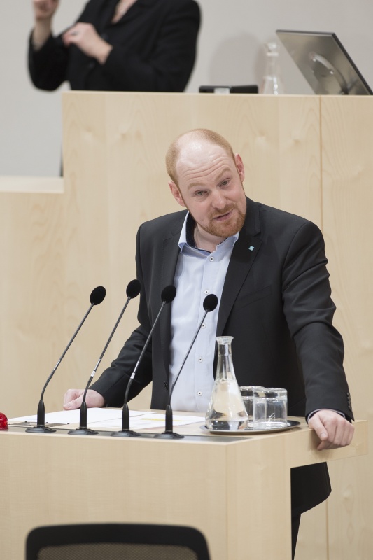 Am Rednerpult: Nationalratsabgeordneter Dominik Schrott (V)