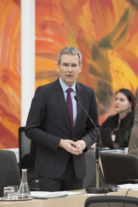 Auf der Regierungsbank: Bundesminister für Finanzen Hartwig Löger (V)