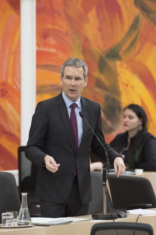 Auf der Regierungsbank: Bundesminister für Finanzen Hartwig Löger (V)