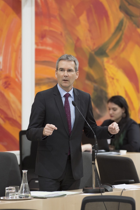 Auf der Regierungsbank: Bundesminister für Finanzen Hartwig Löger (V)